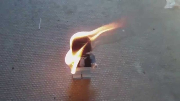 fuoco lego brucia